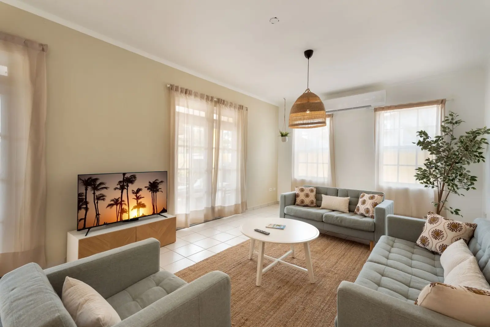 NEW 4BD 3BA - Casa Amarilla - 8min from the beach photo 7