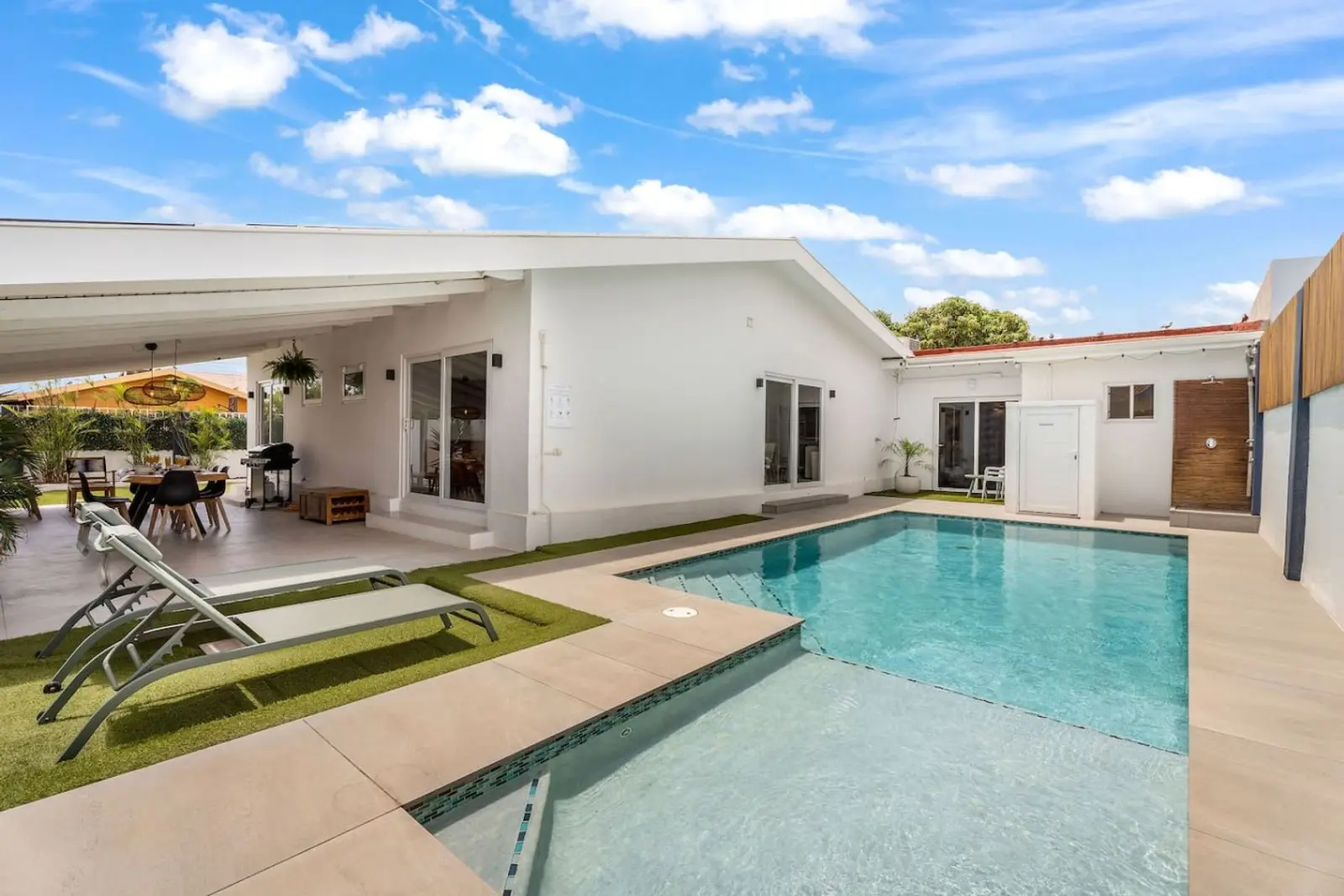 Modern Tropical Villa Private Pool Guest Apartment